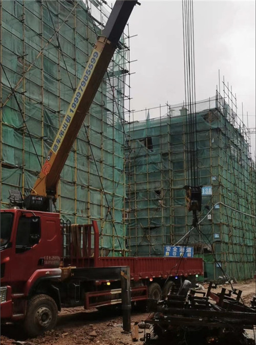 万年县“慢工细活”—— 吊车的 “微动控制” 技术