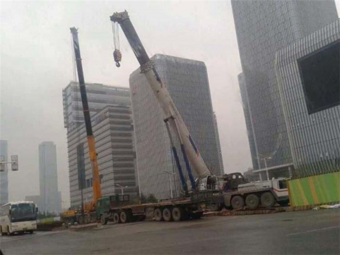 万年县“自动找平”—— 吊车的 “平地神器” 技术